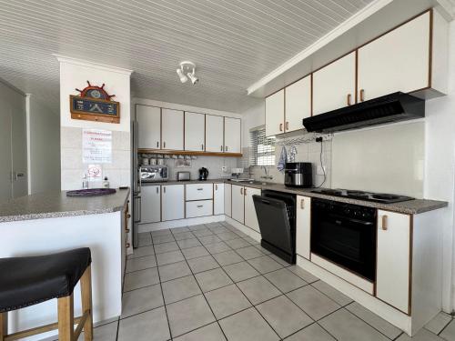 Cuina, 5 bedroom home in Langebaan, located close to Club Mykonos and Laguna Mall in Skiathos