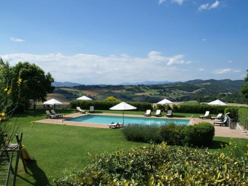  Spacious Holiday Home in Montone with Swimming Pool, Ferienwohnung in Montone
