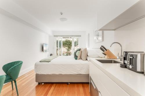 Lovely Studio with Patio 25 min from Sydney CBD - image 2