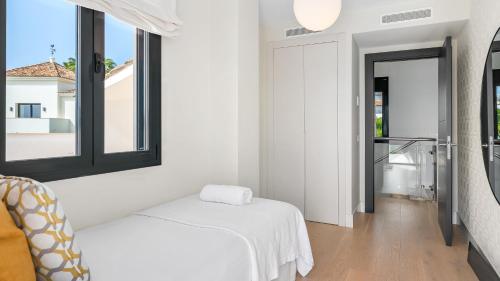 VACATION MARBELLA I Villa Sharma Sea View Villa Prime Location Heated Pool Sauna Cine & Entertainment Room Close to The Beach and Puerto Banus - image 4