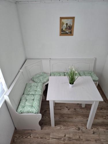 Mary Haus in Biebertal-Bieber, 4 Zimmer und 8 Betten, 1 App, mit 3 Zimmer, 6 Betten, Bad, 1 App, mit in Bieber