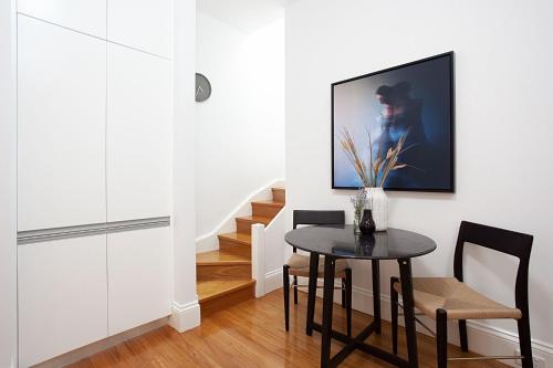Chic and Characterful Studio Apartment - image 9