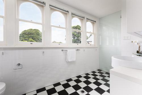 Executive Studio With Patio Near Trains - image 2