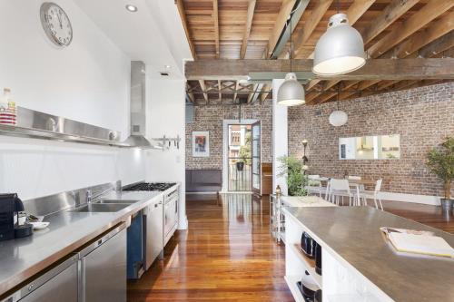 New York-Style Loft in Sydney CBD with City Views - image 3