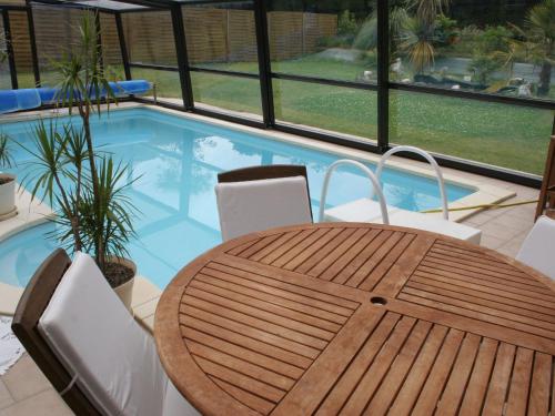 Quaint Chalet with Private Pool in Lesneven in Momignies