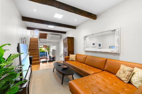 Elegant 1-Bed with Study by Balmain Wharf - image 11