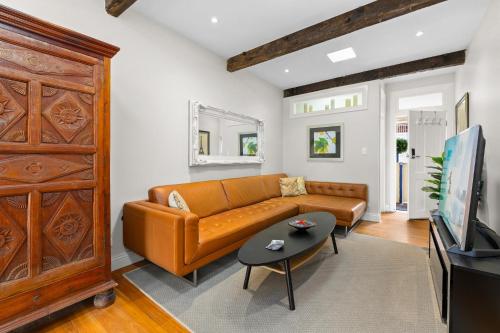Elegant 1-Bed with Study by Balmain Wharf - main image