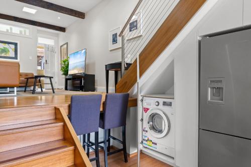 Elegant 1-Bed with Study by Balmain Wharf - image 5