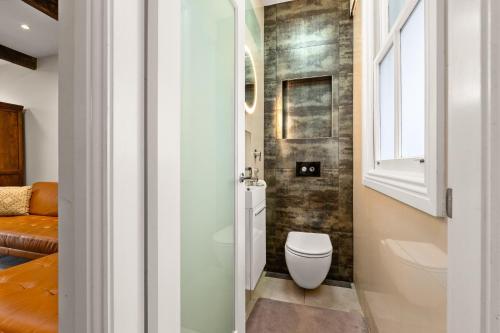 Elegant 1-Bed with Study by Balmain Wharf - image 7