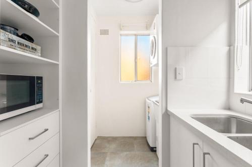 Beautifully Peaceful 2-Bed Apartment - image 10