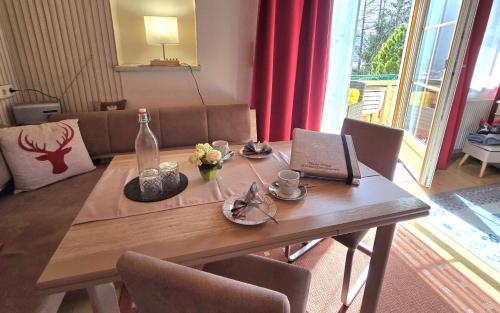 บริการและสิ่งอำนวยความสะดวก, EINZIGARTIG, Bergblick, Erholung PUR, Komfort, Balkon, WOHNZIMMER, 2 SCHLAFZIMMER, ruhig in รูทเท