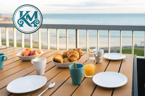 Appartement triplex pieds dans l eau avec terrasse pleine vue mer face plage de sable fin du Porigo 4 chambres 10 voyageurs à pied du nouveau Port Haliguen restaurants commerces et ecole de voile Quiberon presqu ile Morbihan Bretagne Sud