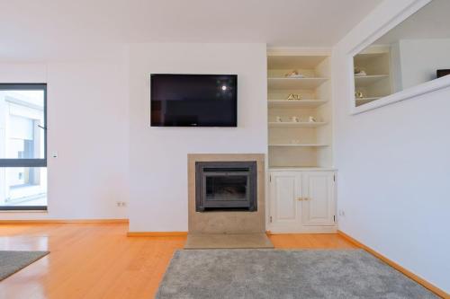 Bright & Modern Duplex with Terrace Telheiras in ลูมิยาร์
