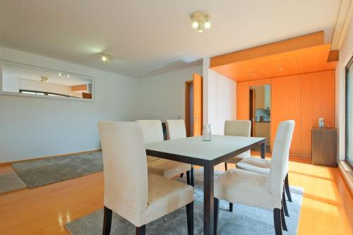 Bright & Modern Duplex with Terrace Telheiras in ลูมิยาร์