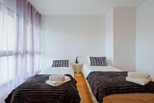 Bright & Modern Duplex with Terrace Telheiras in ลูมิยาร์