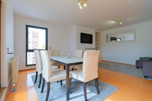 Bright & Modern Duplex with Terrace Telheiras in ลูมิยาร์