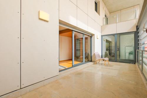 Bright & Modern Duplex with Terrace Telheiras in ลูมิยาร์