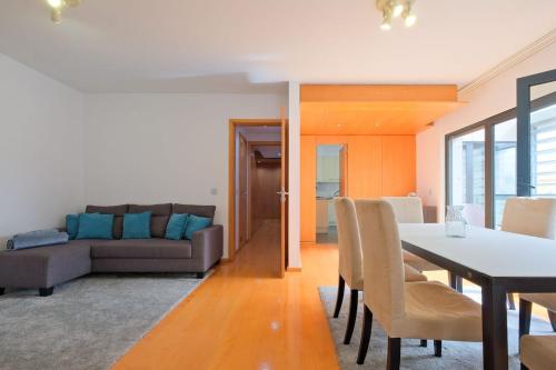 Bright & Modern Duplex with Terrace Telheiras in ลูมิยาร์