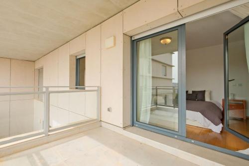 Bright & Modern Duplex with Terrace Telheiras in ลูมิยาร์