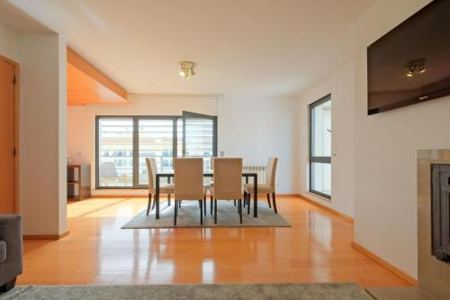 Bright & Modern Duplex with Terrace Telheiras in ลูมิยาร์