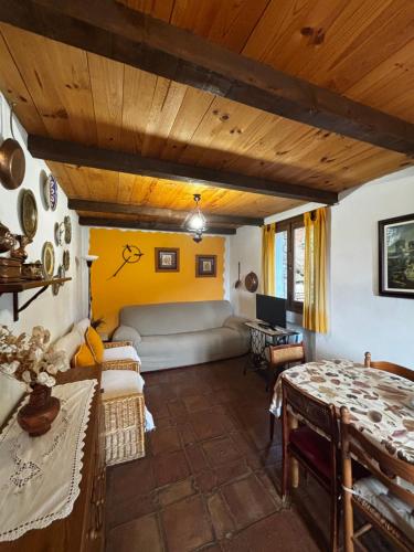 Las Peonías Casa Rural (Las Peonias Casa Rural) in Almiruete