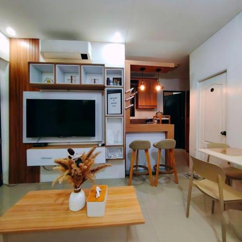 Maison Five - Centralized AC, infront of Ynares – khách sạn tại San Roque