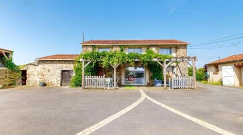 Maison en pierres avec boulodrome et ping pong, terrasse et jardin