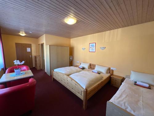 1 double bed, 1 twin bed