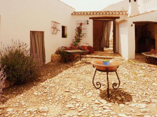  Vintage Farmhouse in Algarinejo with Terrace, Pension in Fuentes de Cesna bei La Carrera de la Viña