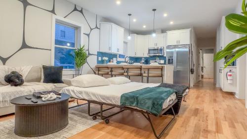 Pristine Pad, Sleep 9, Free driveway park, 20 PERCENT OFF in Harrison (NJ)