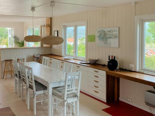 Viesnīcas āriene, Idyllic Cabin With Sea View On Peaceful Island in Gjeving