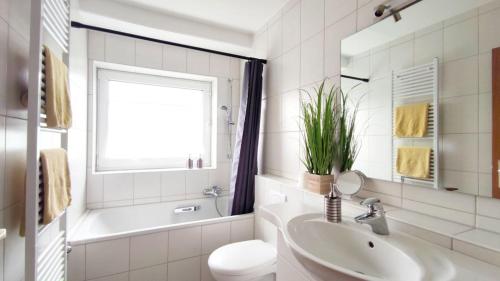 Bathroom, Ruhige Ferienwohnung Terrasse Taunusblick Aarbergen in Hohenstein