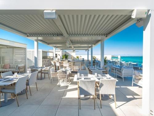 مطعم, منتجع ويندسونج (Windsong Resort) in بروفيدنسياليس