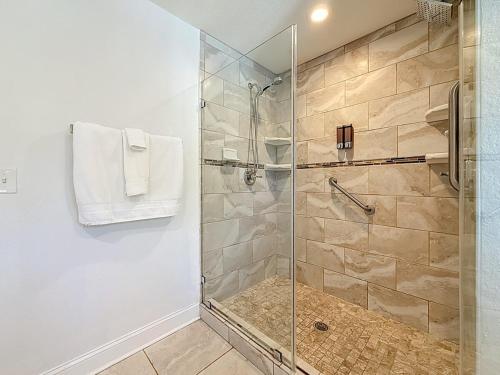 Canal Front Kayak Paddle Board Hot Tub Convenient Location - image 2