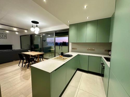 New Amazing 2 bedroom flat near casino beach mall – khách sạn tại Zakaki