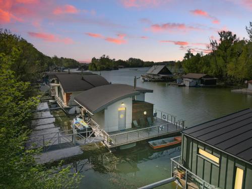 Sunset view Housboat with sundeck,AC&Heating, Bratislava