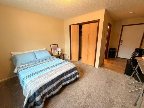 Private Suite near NDSU and Fargodome - image 5