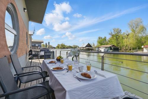 Sunset view Housboat with sundeck,AC&Heating, Bratysława (zdjęcie 3)
