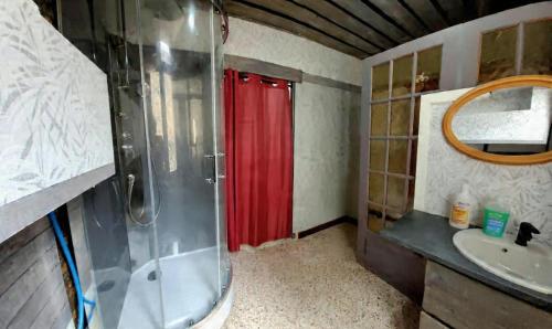Bathroom, Gite de la tour, au premier etage, proche Nimes ,Avignon, Arles in Montfrin