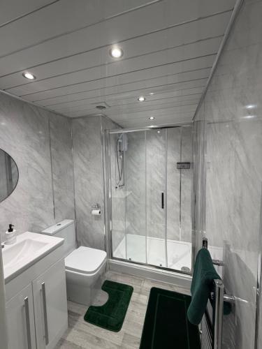 Zuhanyzó, Stylish Two-Storey Apartment Rochdale in Rochdale