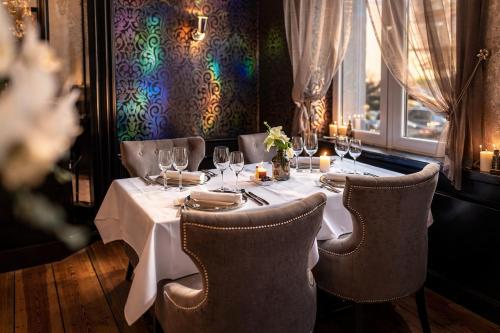Restaurante, La Reine Hotel & Restaurant in Spa City Center