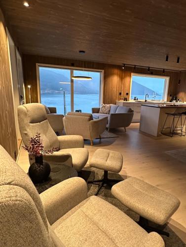 Fjord View Cabin, Aurora, 30 min Airport – khách sạn tại Kvaloysletta