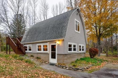 Chalet Cabin 7-Acres Pond!