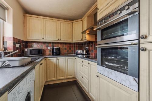 Kitchen, Cosy Speke 3Bed Retreat with Parking in Liverpool Airport