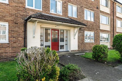Exterior view, Cosy Speke 3Bed Retreat with Parking in Liverpool Airport