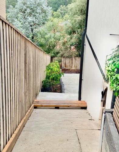 Luxury Hillside Escape with Scenic Views & Cozy Stay in Eltham