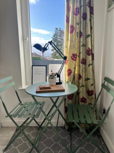 Self-contained ground level cottage with hill view in Corstorphine
