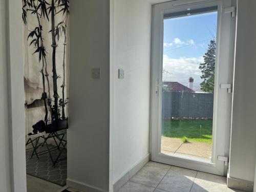 Self-contained ground level cottage with hill view in Corstorphine