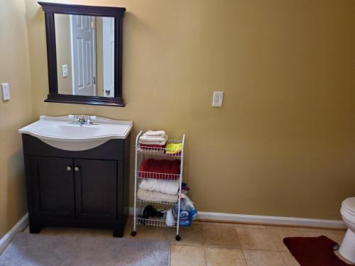 Private 2BR Guest Suite in Woodbridge in 伍德布里奇市中心