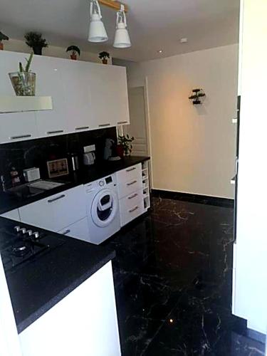 Konyha, Full Modern House - Beautiful Garden - Private Parking Space - Paris & Disneyland MontFermeil in Chelles